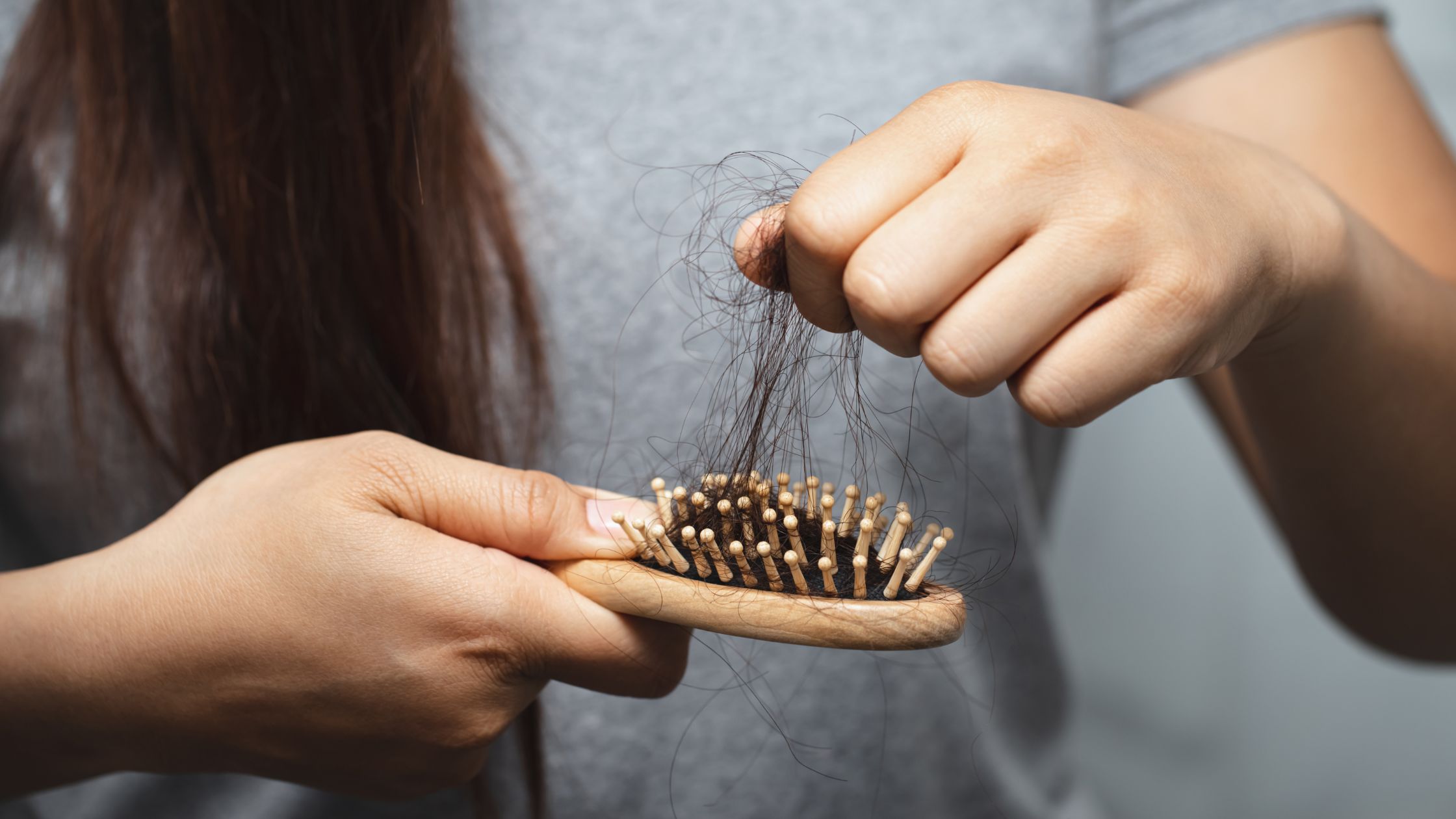 cabelo grudado no pente