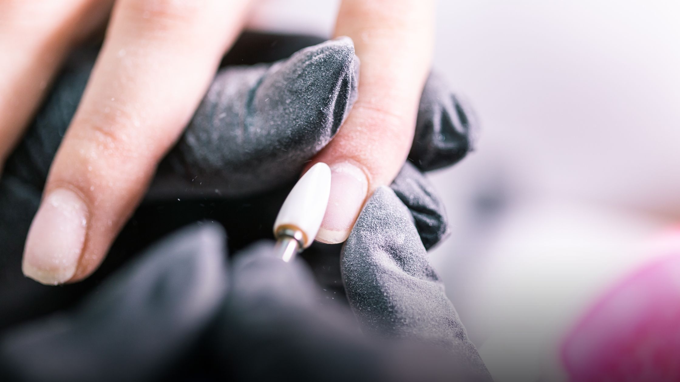 lixando unhas