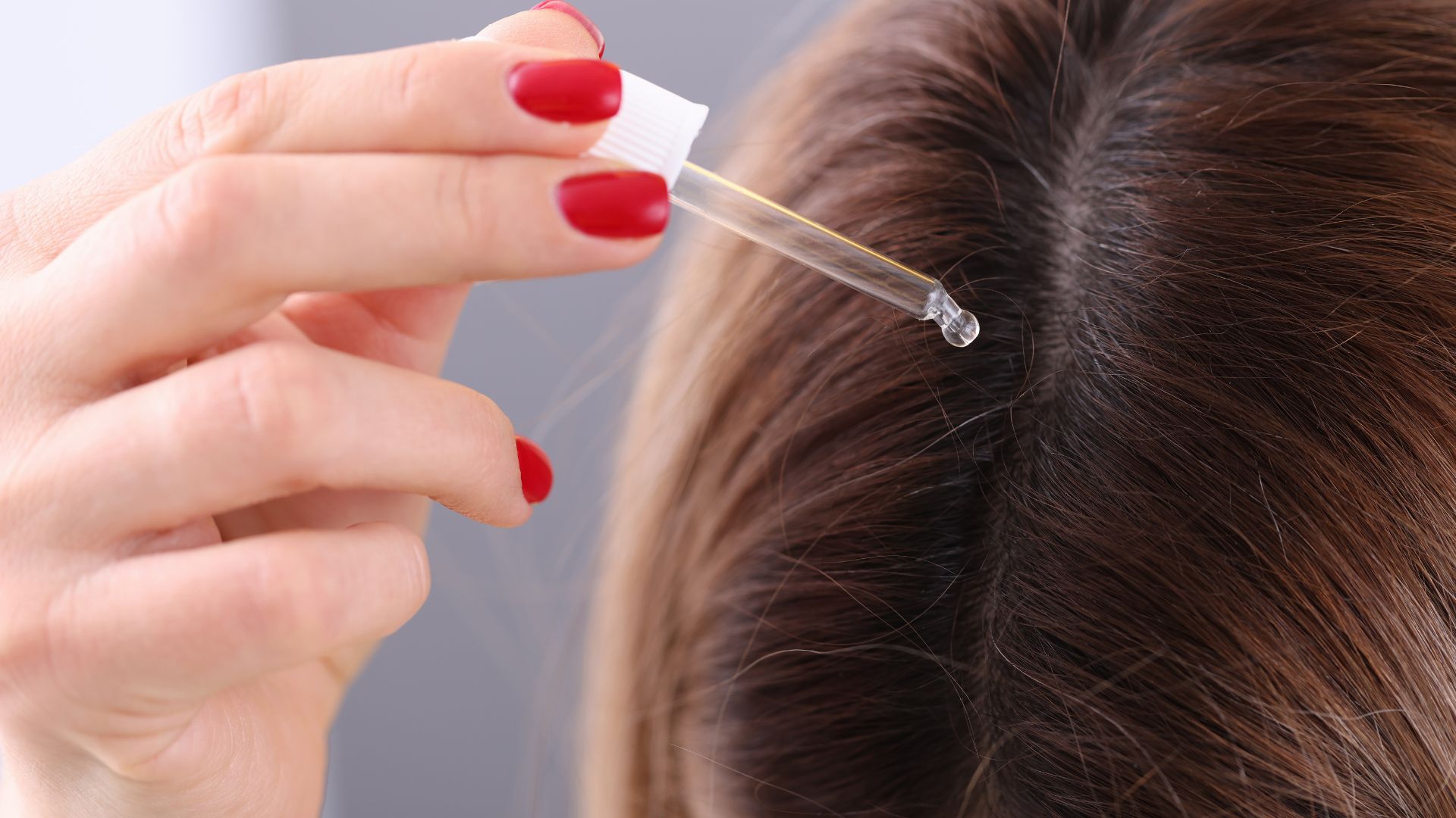 aplicaão de óleo vegetal no cabelo