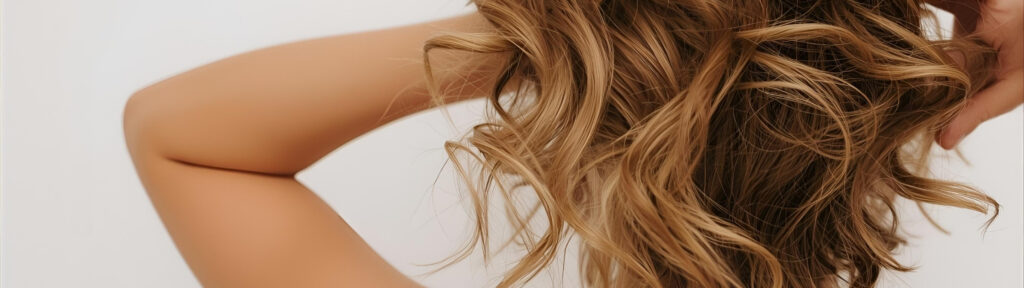 mulher mostrando o resultado do cronograma capilar