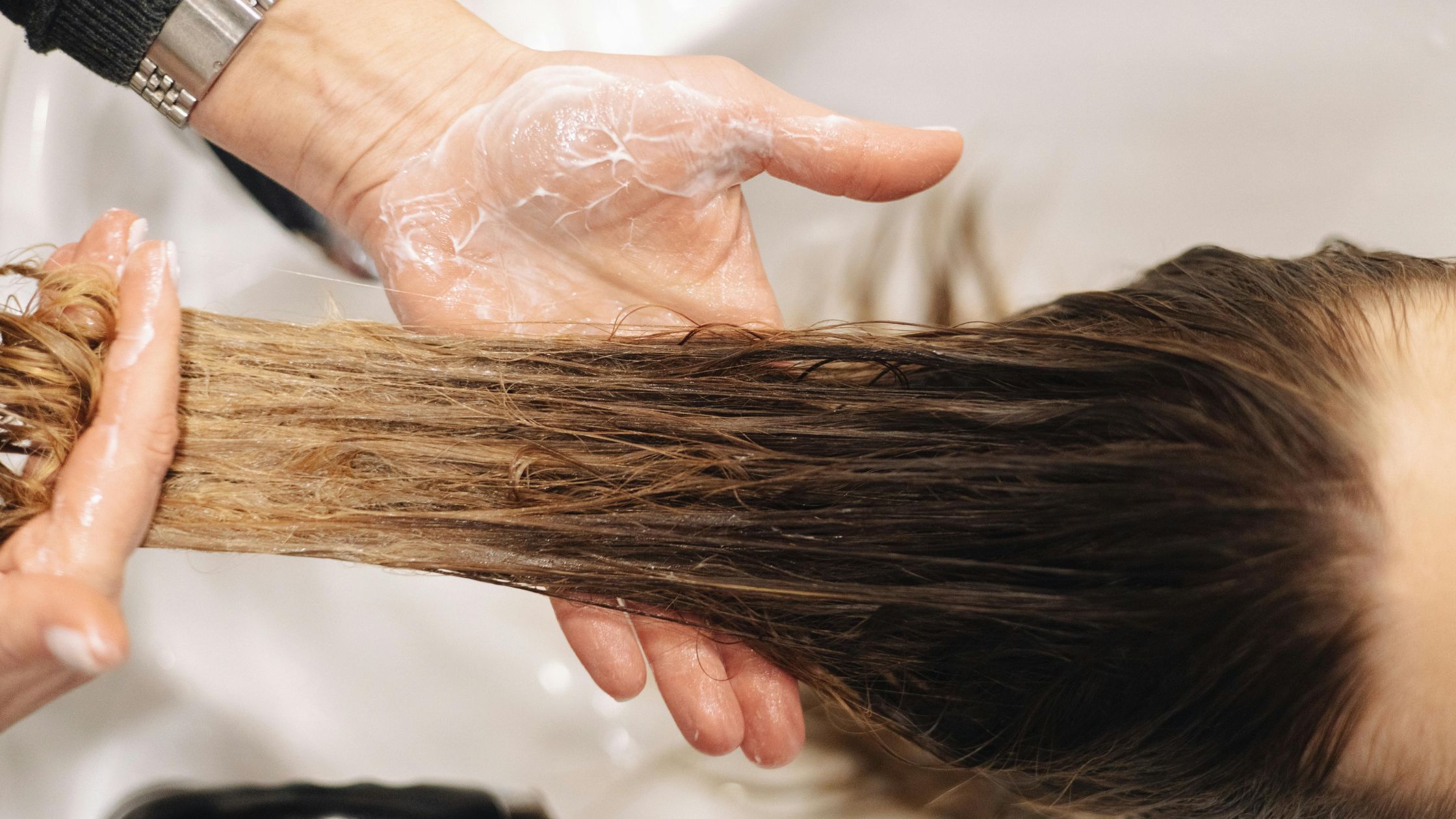 aplicação de produto no cabelo