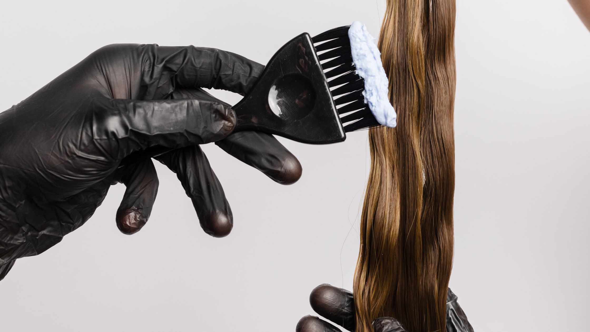 aplicando produto químico no cabelo