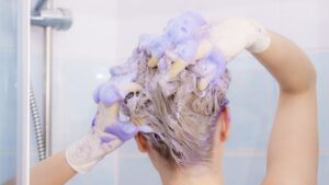 aplicando matizador capilar