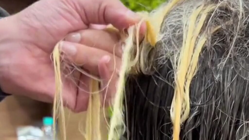 Mulher testando cabelo elástico