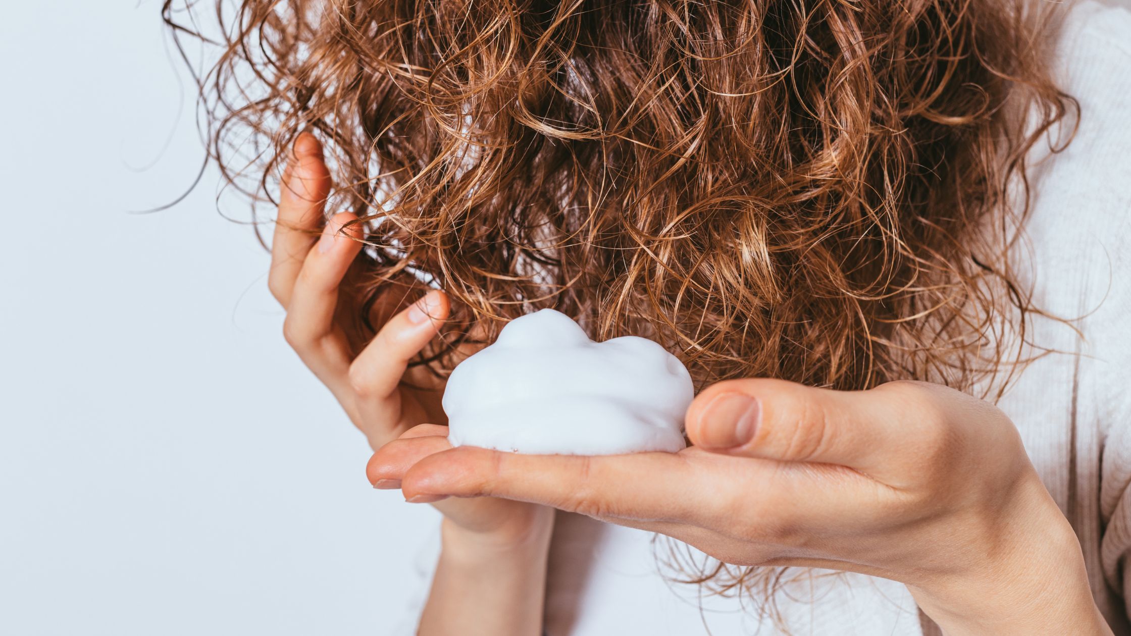 aplicando hidratação no cabelo