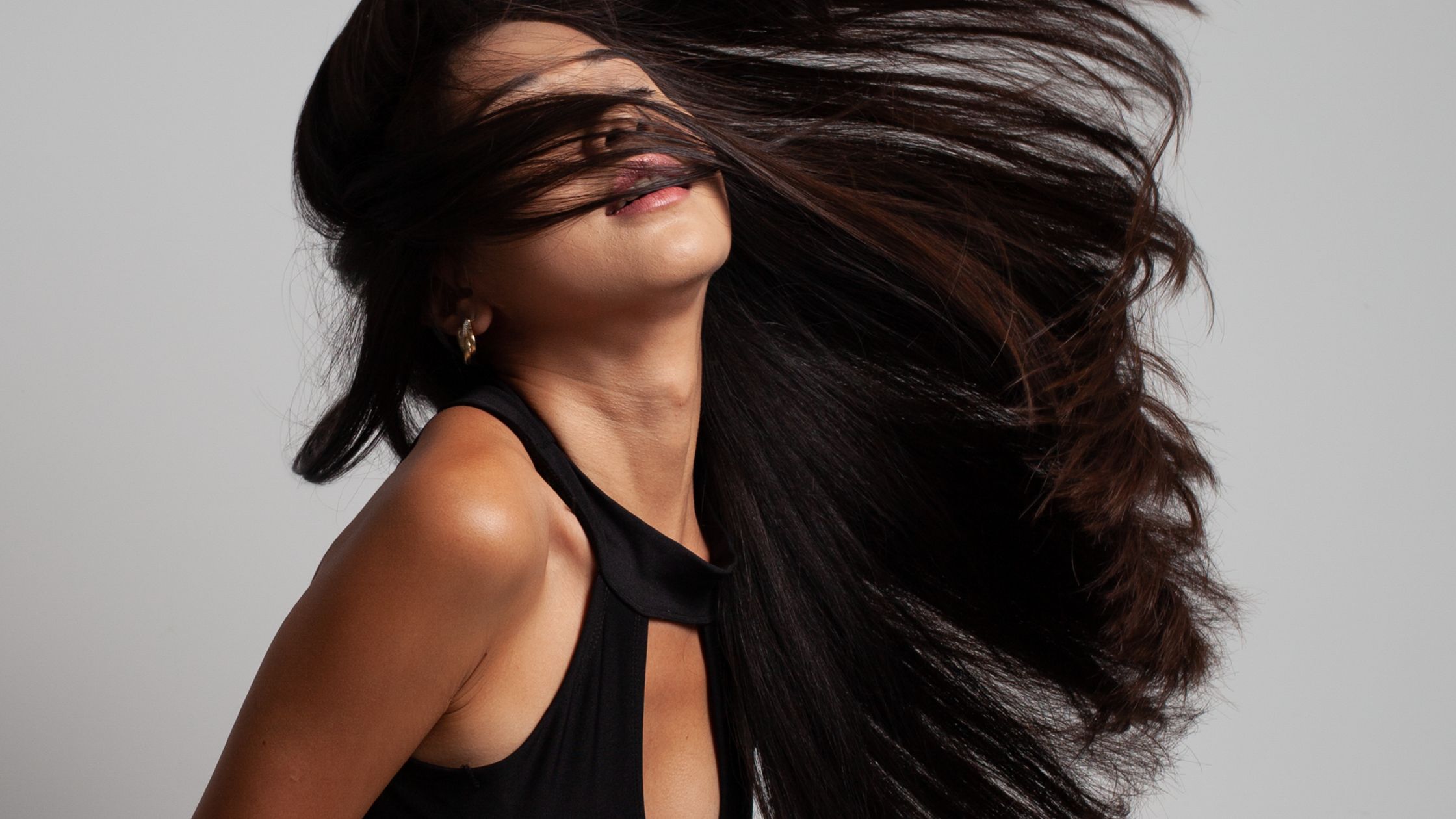 Mulher jogando o cabelo