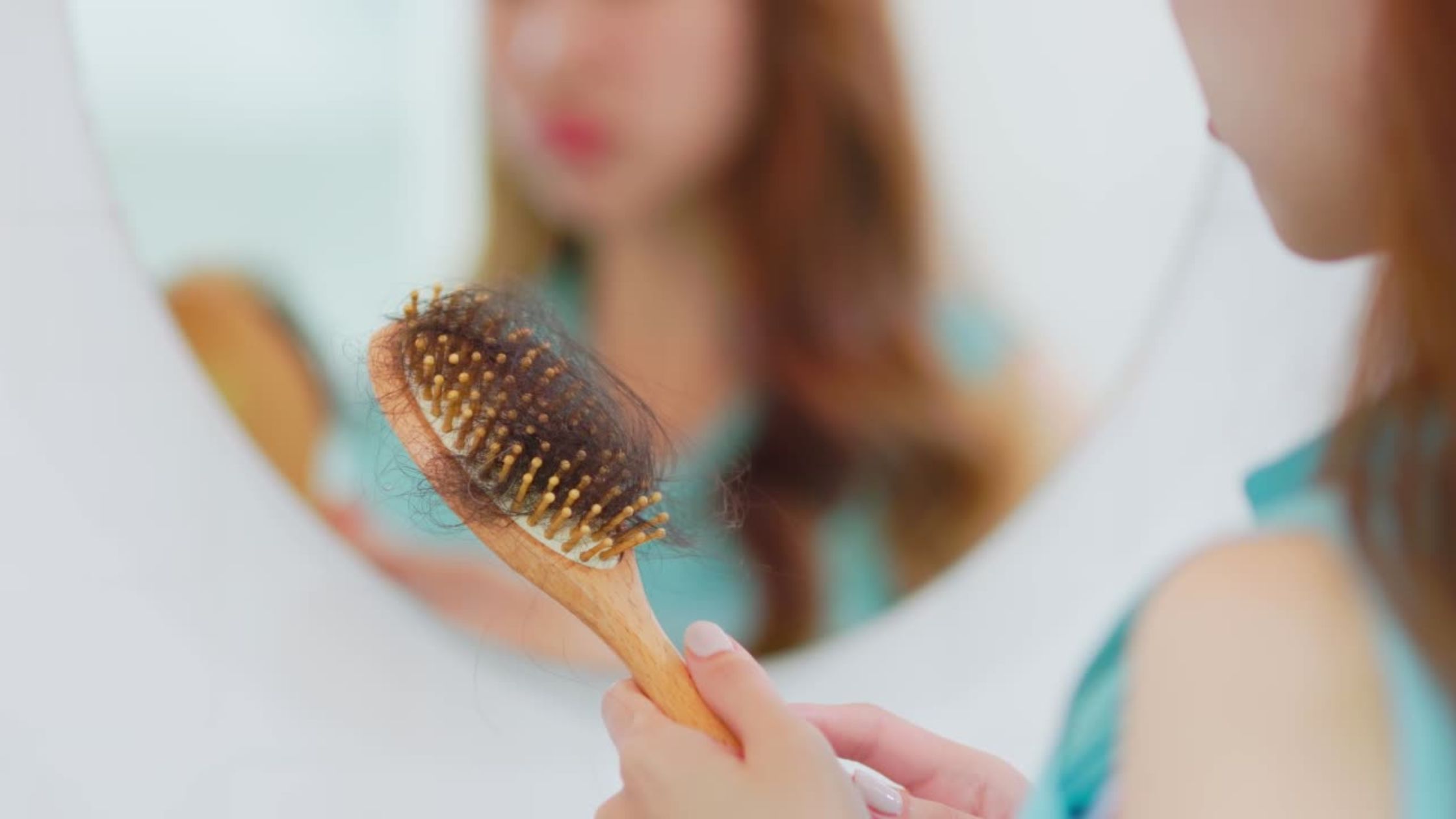 cabelo grudado no pente