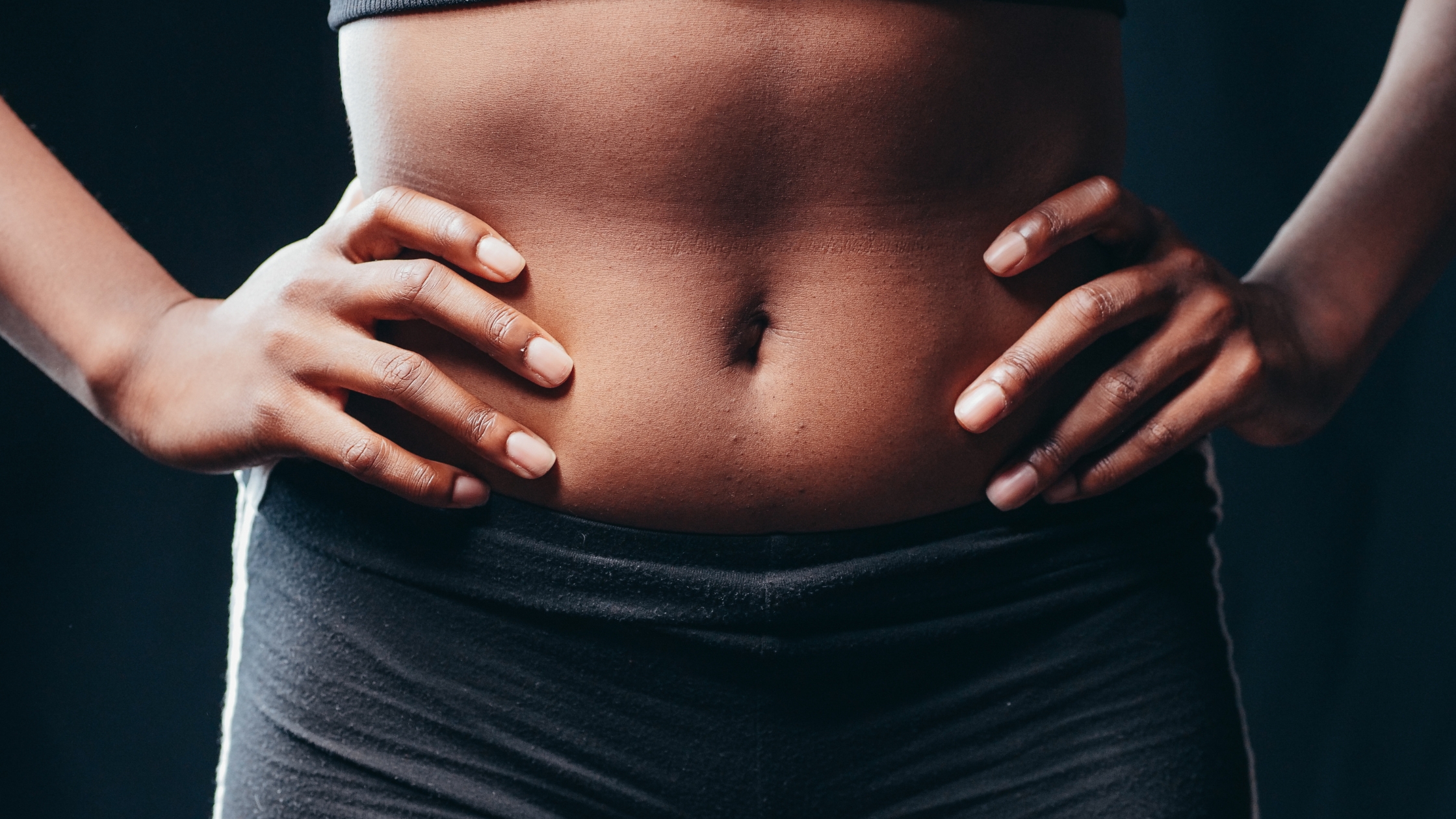 mulher mostrando barriga