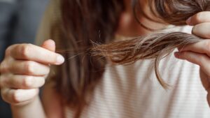 Mulher tesando o cabelo elástico