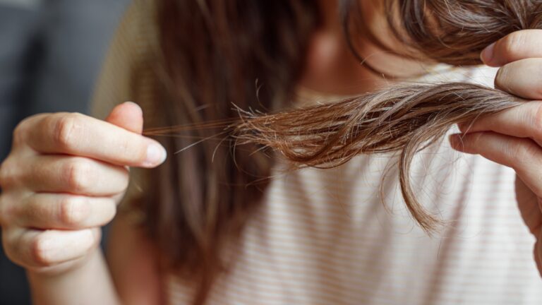 Mulher tesando o cabelo elástico