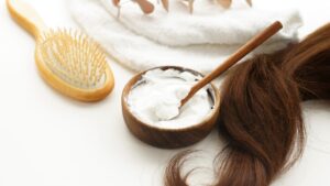 Hidratação natural cabelos ao lado de um recipiente e uma escova de cabelo