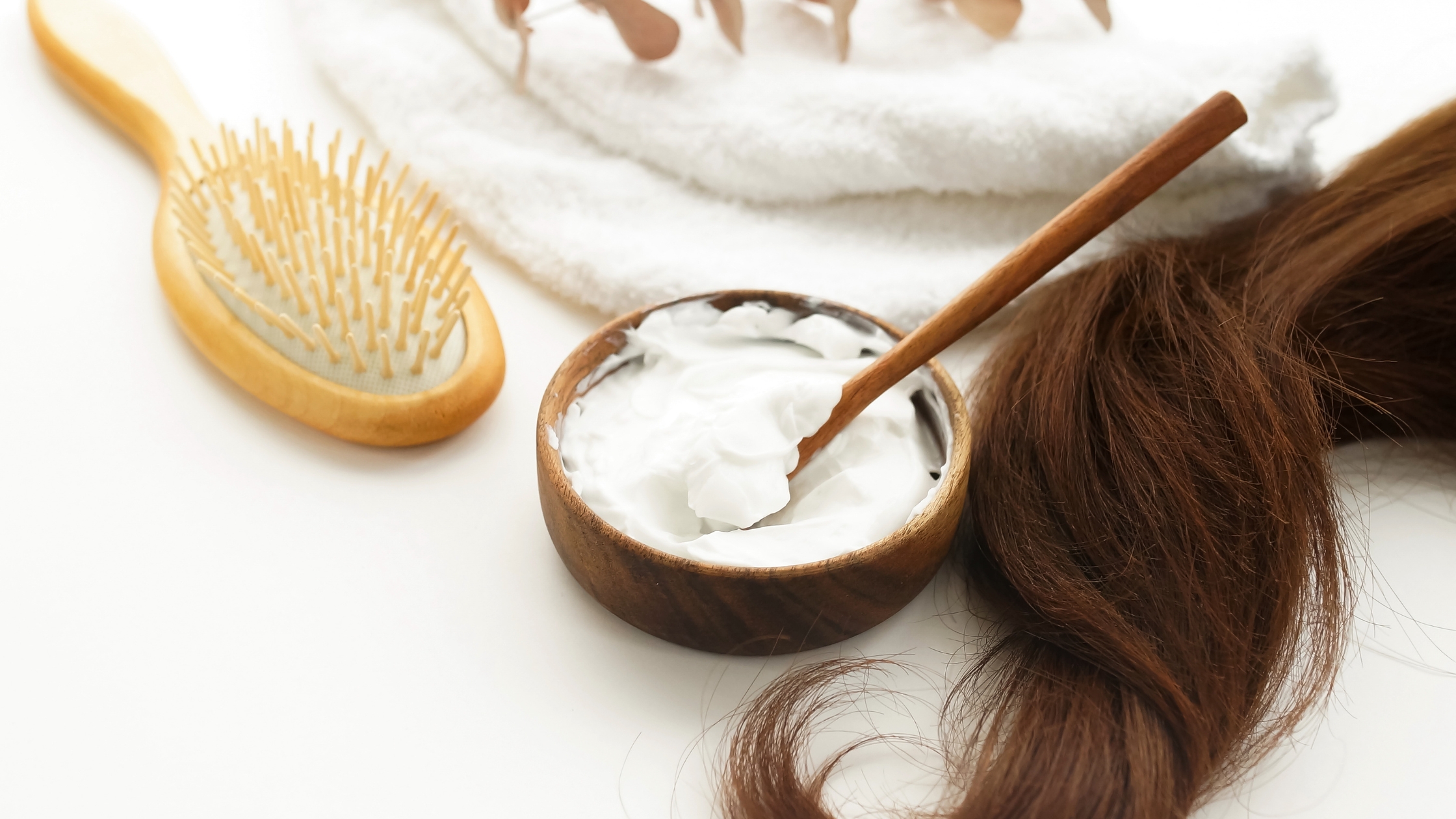 Hidratação natural cabelos ao lado de um recipiente e uma escova de cabelo
