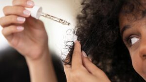 Cabelo cacheado aplicando óleo vegetal