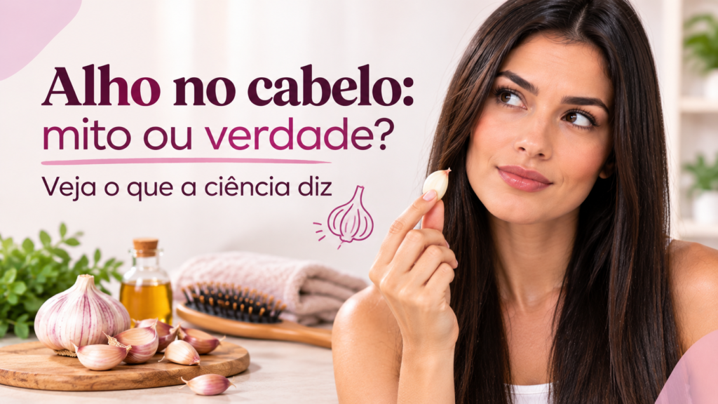 Mulher segurando um dente de alho próximo ao cabelo, ilustrando dúvidas sobre o uso do alho para crescimento capilar e o que a ciência diz.