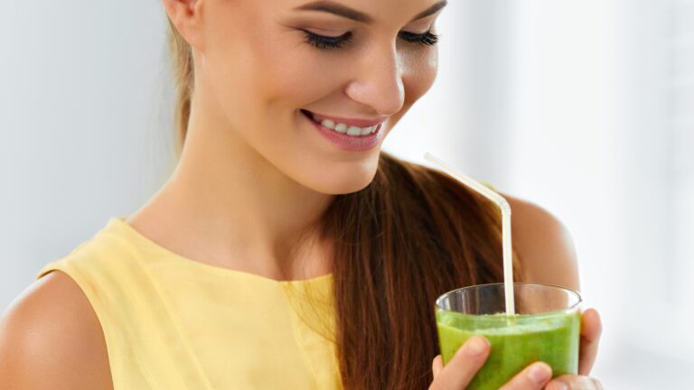 Suco detox com couve para desinchar